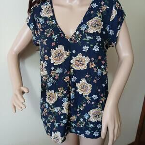 Flowy navy floral v-neck blouse size‎ small